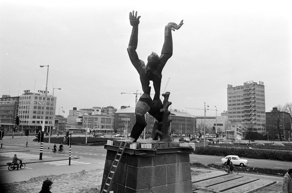 Beeld Verwoeste Stad van Zadkine in Rotterdam verplaatst nieuwe plaats van het, Bestanddeelnr 927-6843