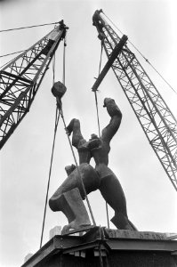 Beeld Verwoeste Stad van Zadkine in Rotterdam verplaatst overzicht op Churchil, Bestanddeelnr 927-6846