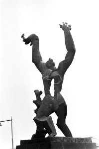 Beeld van Zadkine te Rotterdam (stad zonder hart), Bestanddeelnr 920-7142