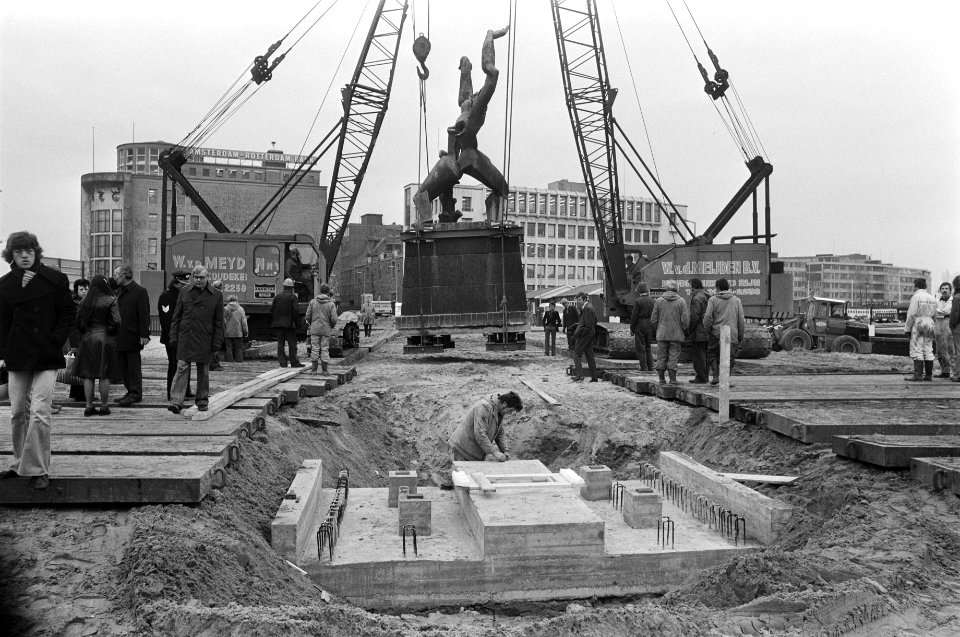 Beeld Verwoeste Stad van Zadkine in Rotterdam verplaats overzicht op Churchill, Bestanddeelnr 927-6847