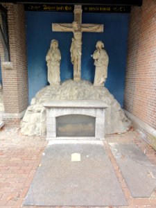 Beers Rijksmonument 517500 graf pastoor Bertens met calvariegroep