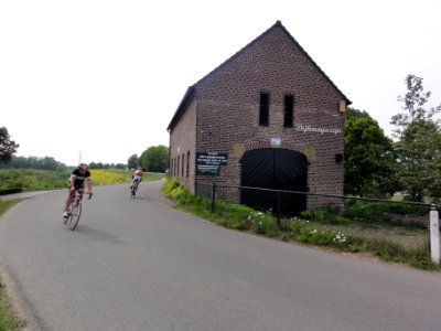 Bemmel (Lingewaard) Dijkmagazijn (met fietsers)