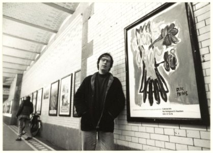 Beeldend kunstenaar Erik Prins bij een door hem ontworpen reclameblord voor Kunstlijn '88. NL-HlmNHA 54023706