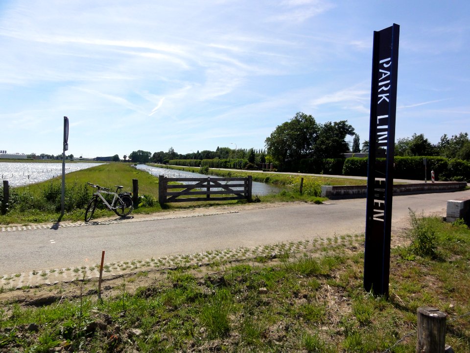 Bemmel (Lingewaard) park Lingezegen, de Linge en fietspaden