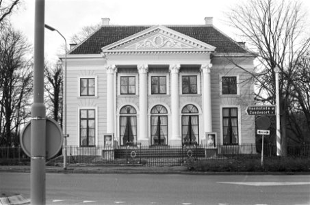 Beelden in glazen kastjes tegen de vorst voor Huis met de beelden in Haarlem, Bestanddeelnr 929-5173