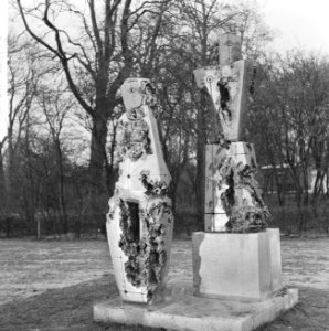 Beeldententoonstelling in Vondelpark (t.g.v. 100-jarig bestaan) La foret humain, Bestanddeelnr 917-5879