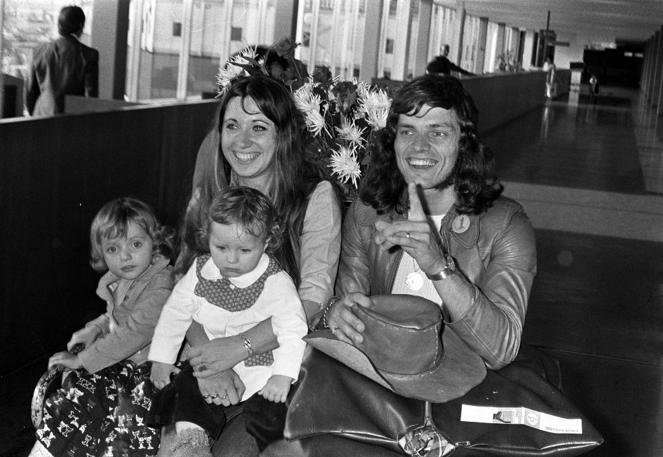 Ben Cramer en gezin op Schiphol na terugkeer uit Australië, op karretje, Bestanddeelnr 926-6946