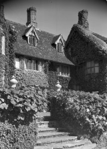 Begroeide gevel van het landhuis Shoppenhanger Manor in Maidenhead, Bestanddeelnr 254-2716