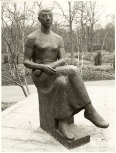 Beeld Zittende vrouw door Han Wezelaar in de Keukenhof. NL-HlmNHA 54016342