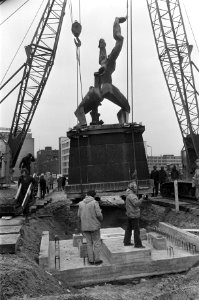 Beeld Verwoeste Stad van Zadkine in Rotterdam verplaats het beeld hangend bove, Bestanddeelnr 927-6845
