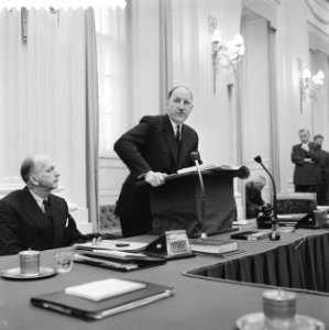 Behandeling begroeting van Buitenlandse Zaken Minister Luns achter de regeringst, Bestanddeelnr 911-0123
