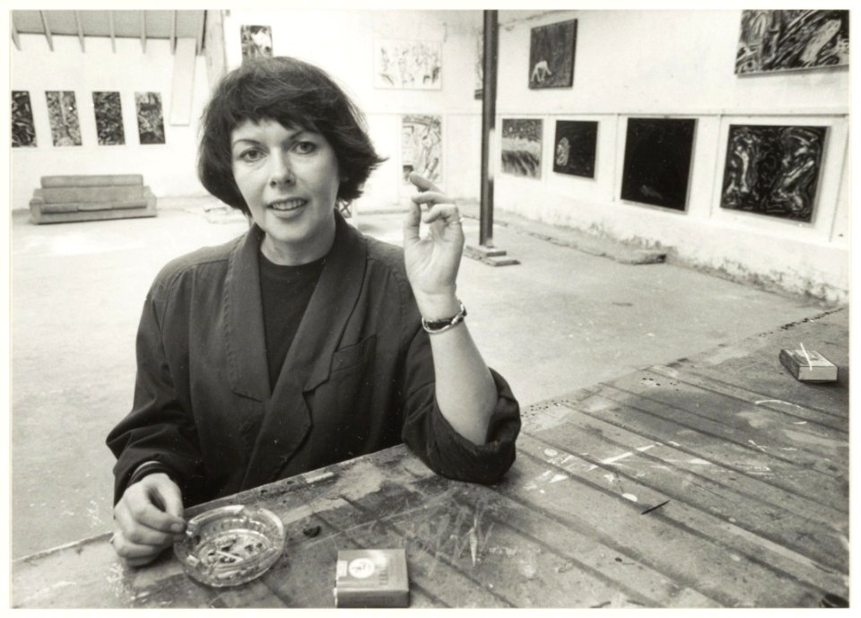 Beeldend kunstenares Ruth van Veenen in de voormalige Hollandia filmfabriek aan de Antoniestraat 8. NL-HlmNHA 54020724