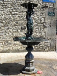 Behonne (Meuse) fontaine sculptée source Baudotte