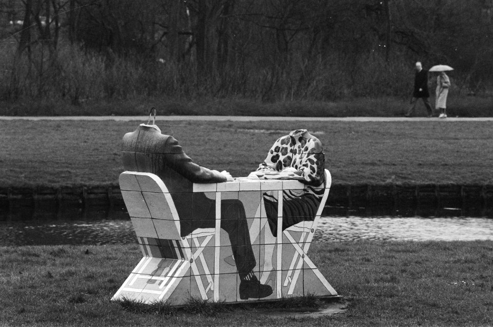 Beeldengroep Het Gesprek in Westbroekpark te Den Haag onthoofd, Bestanddeelnr 934-2193