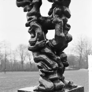 Beeldententoonstelling in Vondelpark (t.g.v. 100-jarig bestaan) La foret humain, Bestanddeelnr 917-5875