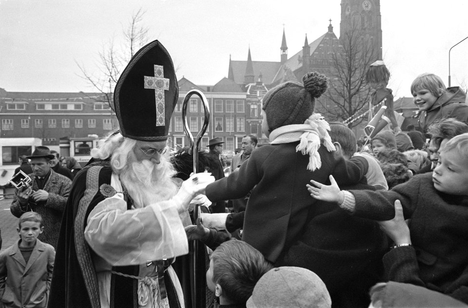 Begroeting van Sinterklaas door de kinderschare, Bestanddeelnr 919-7850
