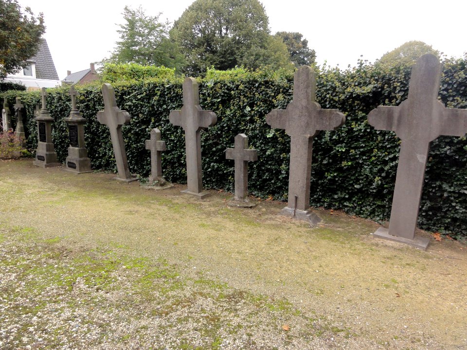Beers Rijksmonument 517501 4 van 5 grote grafkruisen fam. Barten