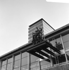 Beeld van Zadkine onthuld voor gebouw Nederlandse Bank Frederiksplein. Het beeld, Bestanddeelnr 920-8847