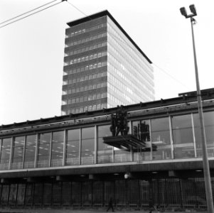 Beeld van Zadkine onthuld voor gebouw Nederlandse Bank Frederiksplein. Het beeld, Bestanddeelnr 920-8849