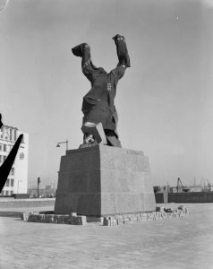 Beeld van Zadkine met zeildoek eromheen zal eerstdaags onthuld worden, Bestanddeelnr 905-7208