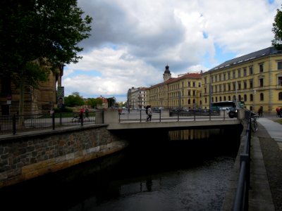 Beethovenbrücke über den Pleißemühlgraben mit Landgericht Leipzig im Hintergrund Mitte Mai 2019