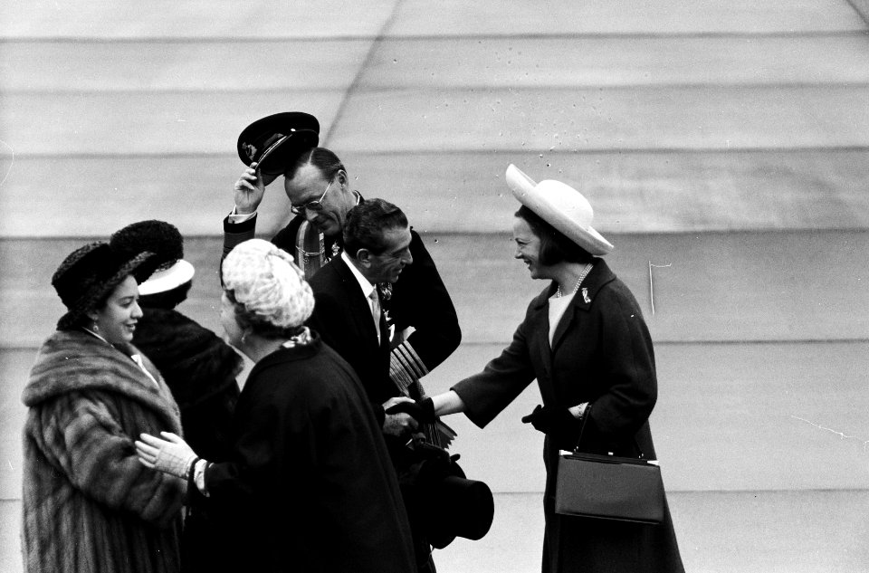 Begroeting op de vliegbasis Ypenburg v.l.n.r. mejuffrouw Lopez Mateos, mevrouw , Bestanddeelnr 915-0010