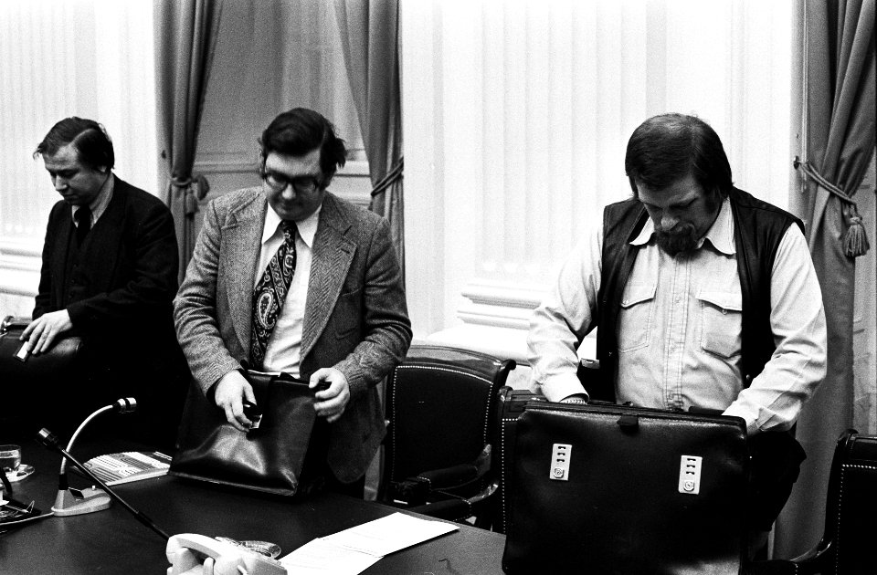 Behandeling begroting Volkshuisvesting in Tweede Kamer bewindslieden pakken hu, Bestanddeelnr 927-6469