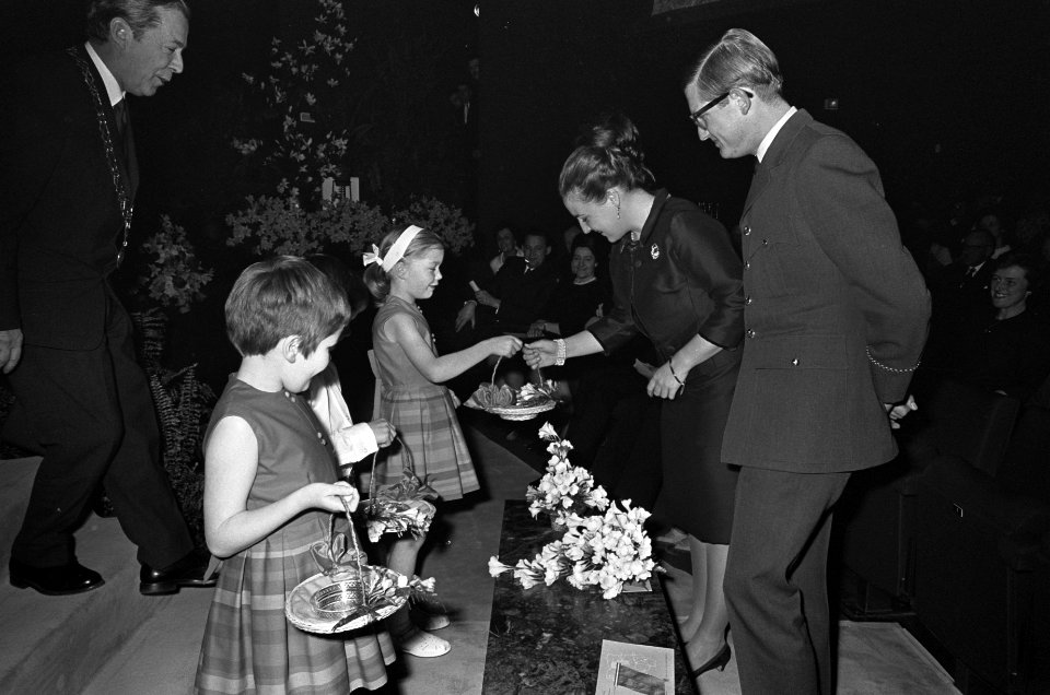 Begroeting prinses Margriet en Pieter door de Gemeente Apeldoorn, Bestanddeelnr 920-2116