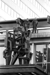 Beeld van Zadkine onthuld voor gebouw Nederlandse Bank Frederiksplein. Het beeld, Bestanddeelnr 920-8845