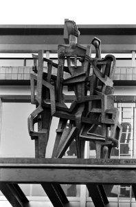Beeld van Zadkine onthuld voor gebouw Nederlandse Bank Frederiksplein. Het beeld, Bestanddeelnr 920-8843