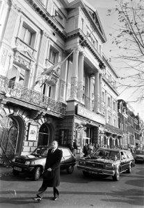 Begrafenisstoet rijdt langs theater Carré in Amsterdam bij de uitvaart van zange, Bestanddeelnr 932-7636
