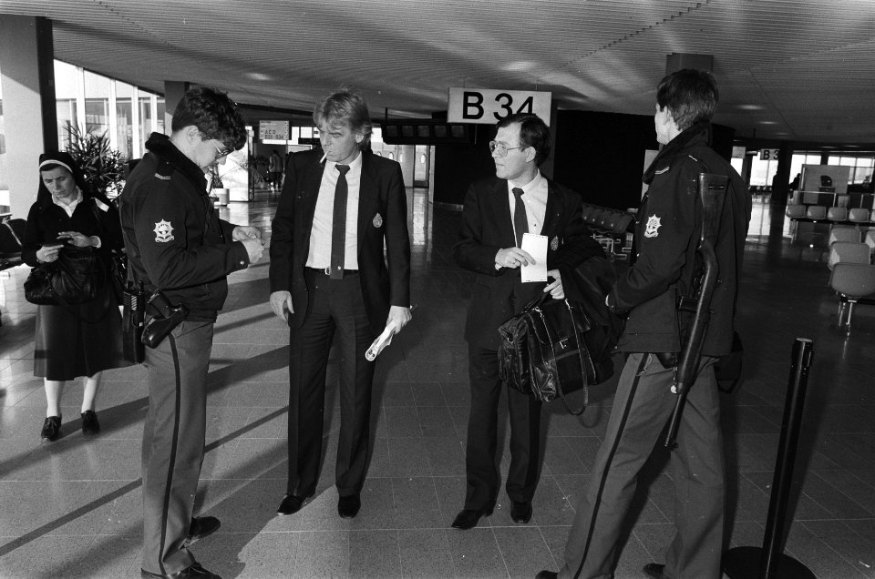 Beenhakker (l.) en Huijbrechts (r.) worden gecontroleerd in verband met veiligh…, Bestanddeelnr 933-5262