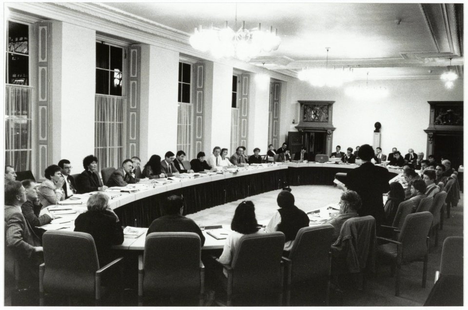 Begrotingsbesprekingen voor het jaar 1995 in het stadhuis. NL-HlmNHA 54035272