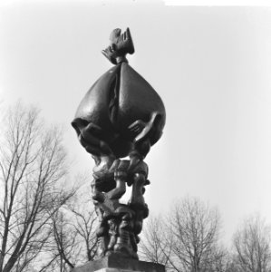 Beeldententoonstelling in Vondelpark (t.g.v. 100-jarig bestaan) La foret humain, Bestanddeelnr 917-5880