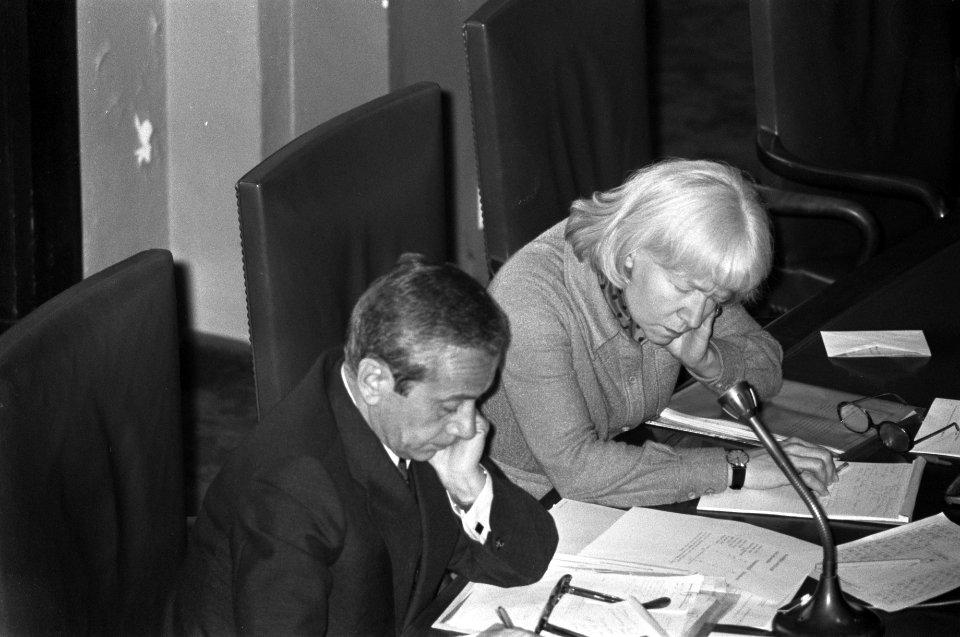 Begroting Volksgezondheid in Eerste Kamer staatssecretaris Hendriks (l) en Ire, Bestanddeelnr 927-1436