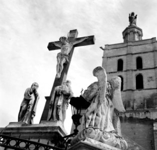 Beeldengroep met een gekruisigde Christus, met op de achtergrond de Notre Dame d, Bestanddeelnr 254-0230