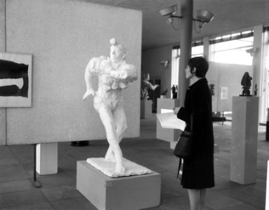 Beeldententoonstelling in Stedelijk Museum, een klas met rondleider bij houtplas, Bestanddeelnr 918-2688