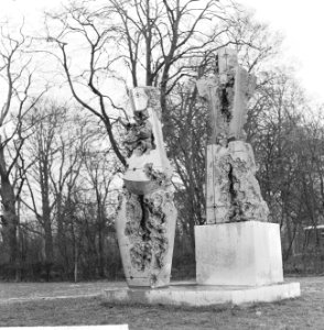 Beeldententoonstelling in Vondelpark (t.g.v. 100-jarig bestaan) Man en Vrouw v, Bestanddeelnr 917-5872