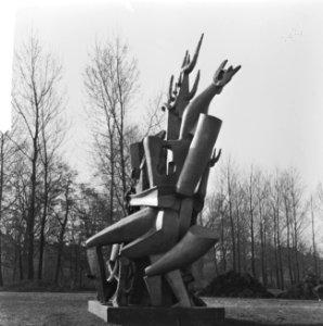 Beeldententoonstelling in Vondelpark (t.g.v. 100-jarig bestaan) La foret humain, Bestanddeelnr 917-5878