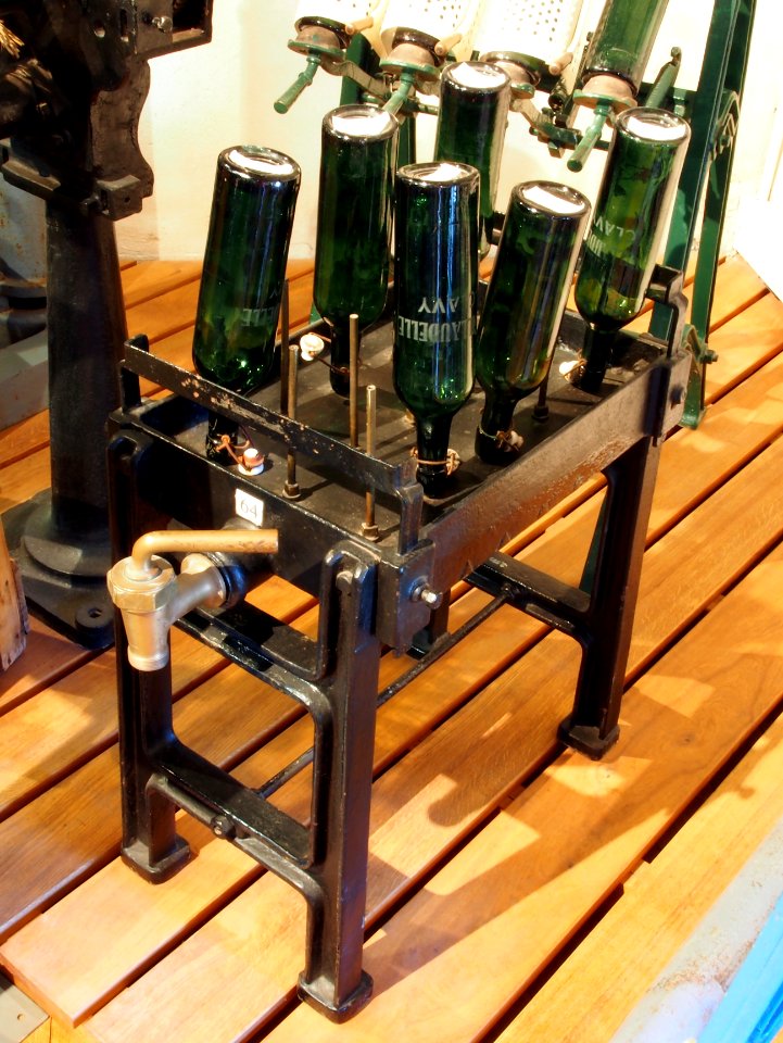 Beer bottle washing machine