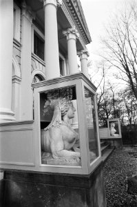 Beelden in glazen kastjes tegen de vorst voor Huis met de beelden in Haarlem, Bestanddeelnr 929-5171