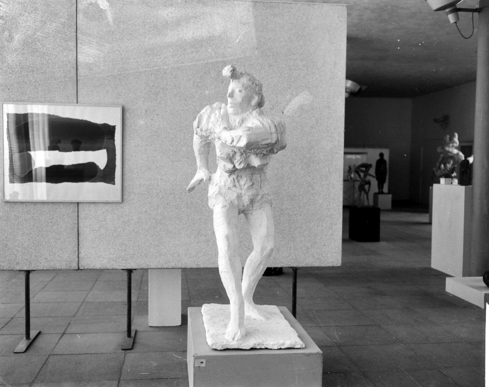 Beeldententoonstelling in Stedelijk Museum, een klas met rondleider bij houtplas, Bestanddeelnr 918-2689
