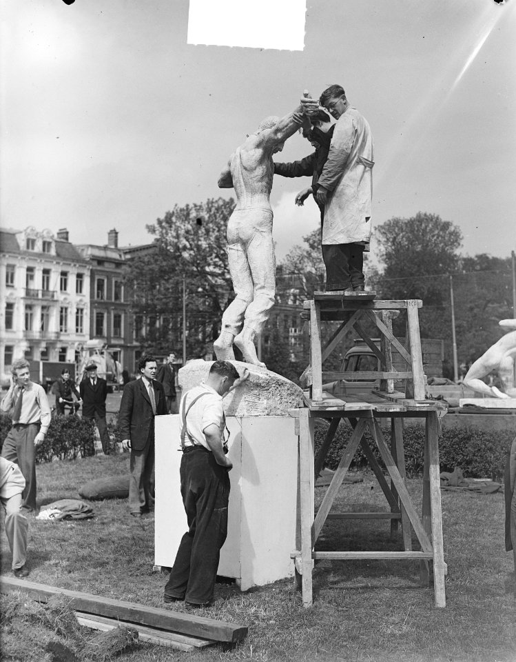 Beeldententoonstelling op het Frederiksplein te Amsterdam. Beeldhouwer bezig met, Bestanddeelnr 904-5849