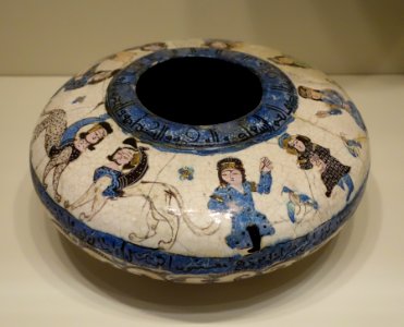 Beggar's bowl w. sphinxes & seated figures, Mina'i ware, Central Iran, Seljuk period, late 12th or early 13th century, earthenware with polychrome enamels and gold over white glaze - Cincinnati Art Museum - DSC04018