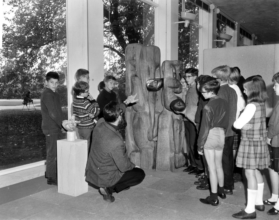Beeldententoonstelling in Stedelijk Museum, een klas met rondleider bij houtplas, Bestanddeelnr 918-2685