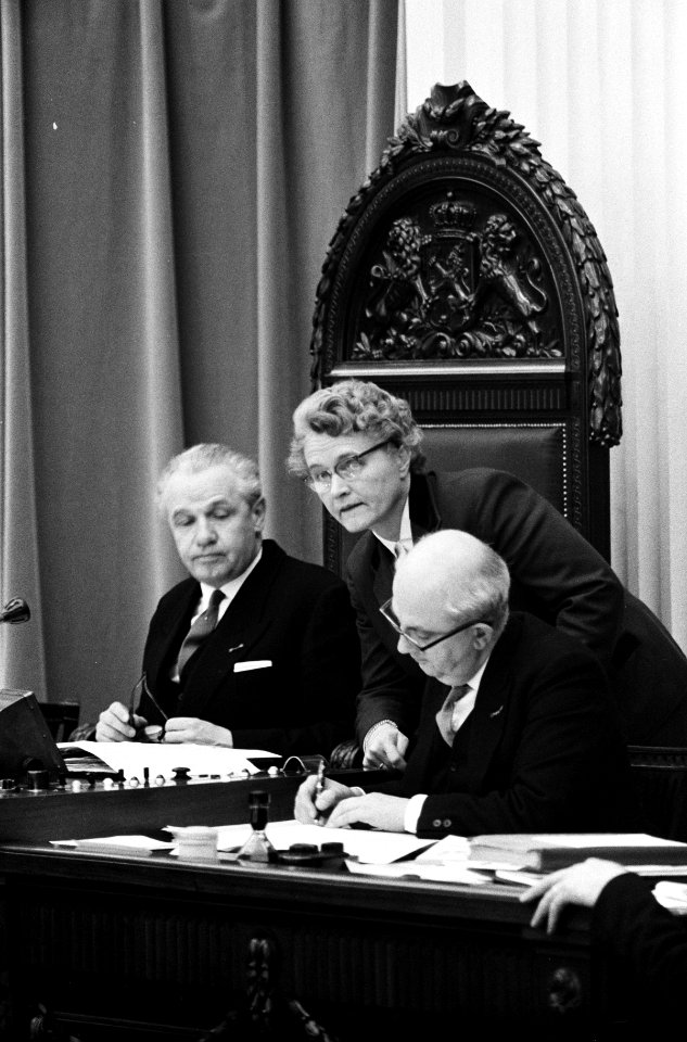 Behandeling Algemene Bijstandswet in Tweede Kamer Minister Klompé in overleg m…, Bestanddeelnr 914-9969
