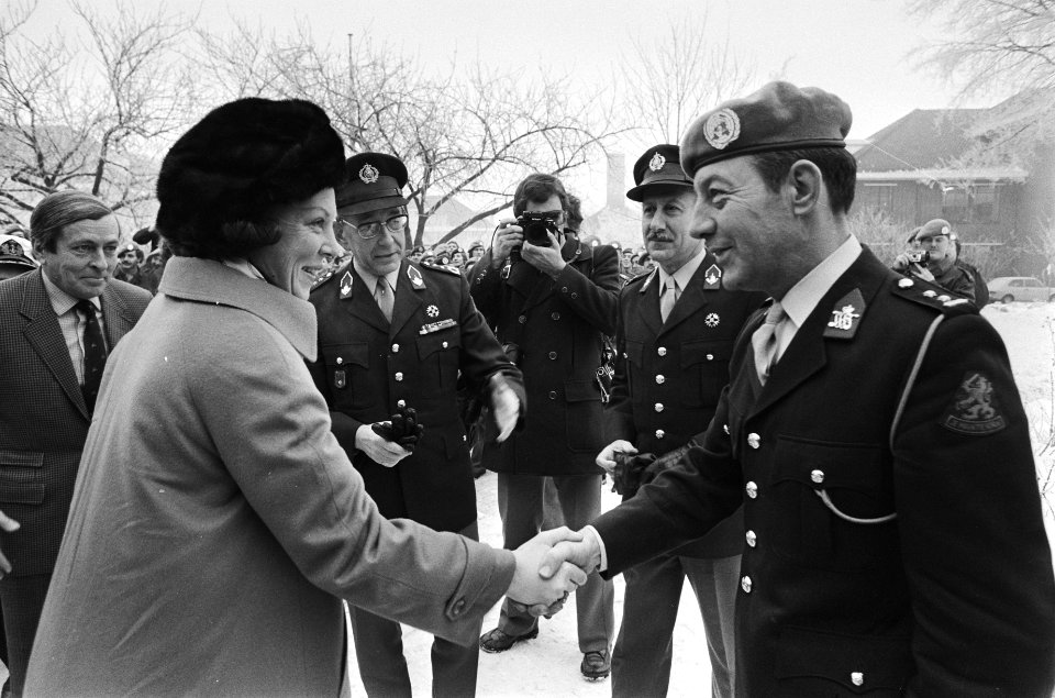 Begroeting door luitenant-generaal A. Gijsbers, brigade-generaal A. van Buuren e, Bestanddeelnr 930-1314