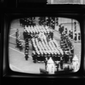 Begrafenis Churchill vanaf televisie, Bestanddeelnr 917-3885