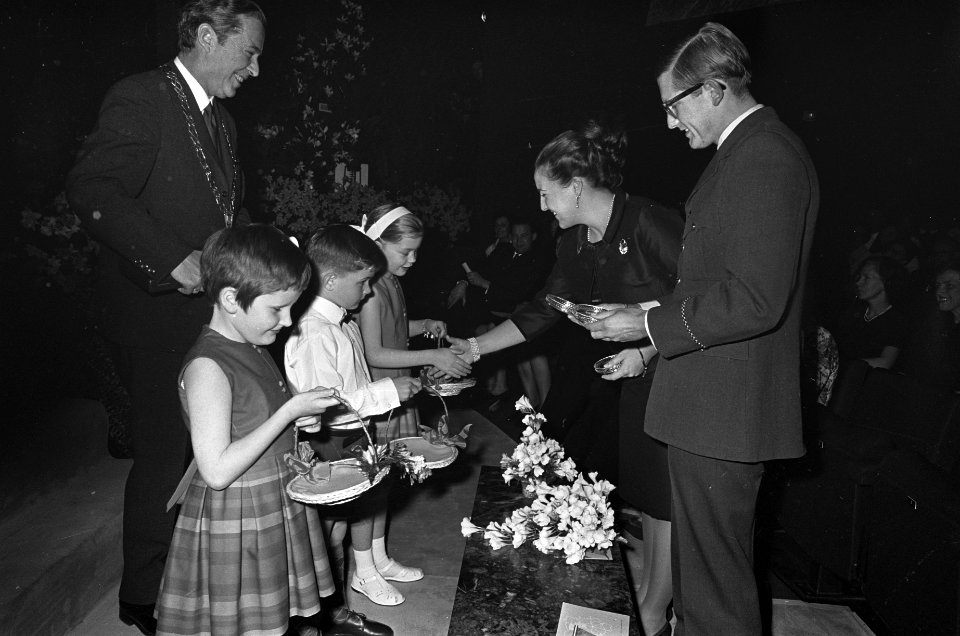 Begroeting prinses Margriet en Pieter van Vollenhove door de Gemeente Apeldoorn,, Bestanddeelnr 920-2113