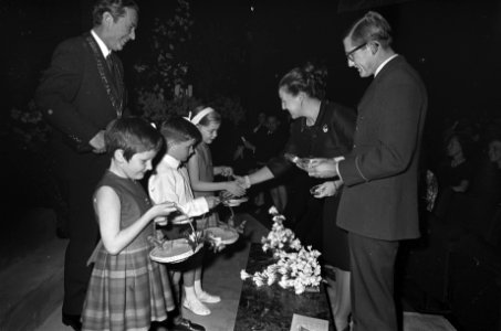 Begroeting prinses Margriet en Pieter van Vollenhove door de Gemeente Apeldoorn,, Bestanddeelnr 920-2113